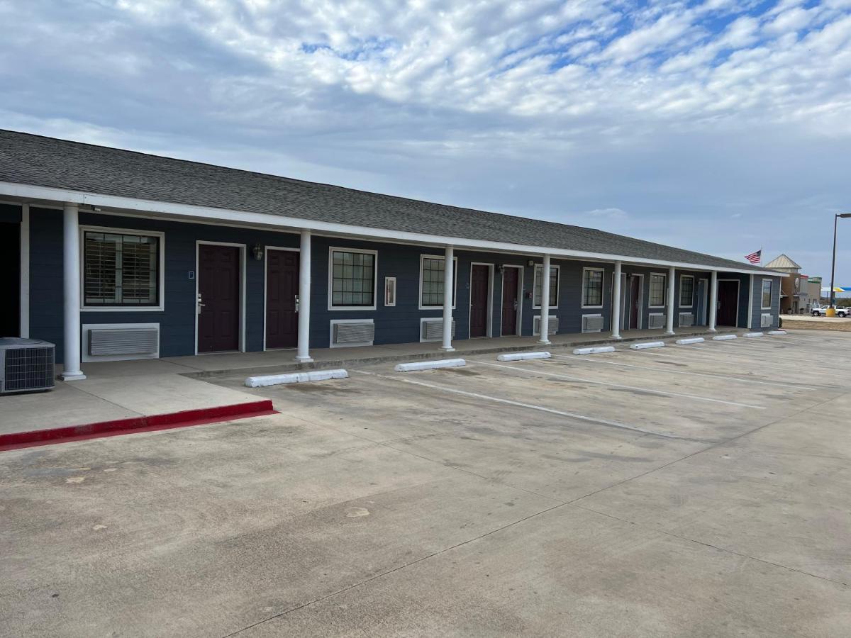 Hotel Bien Venido Pearsall Exterior photo